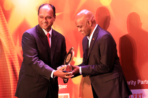 රාජ්ය අංශයේ හොඳම වෙබ් අඩවියට හිමි සම්මානය ලබාගනිමින්
